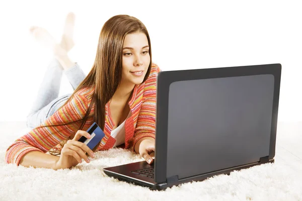 Mulher com cartão de crédito Laptop, menina usando Notebook para pagamento — Fotografia de Stock