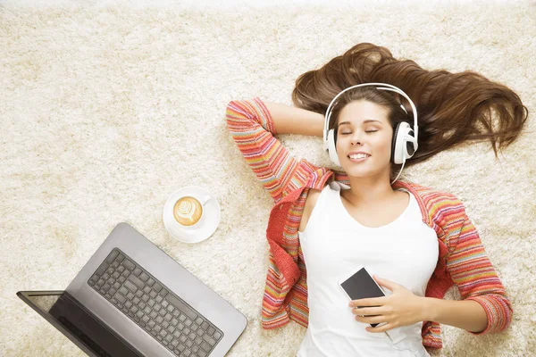 Mulher em fones de ouvido Ouvindo Música, Menina e Computador portátil — Fotografia de Stock