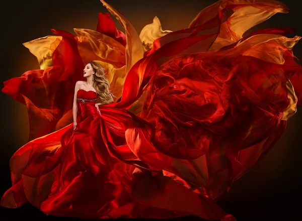 Mulher vestido de moda voando tecido vermelho, menina acenando pano de seda — Fotografia de Stock