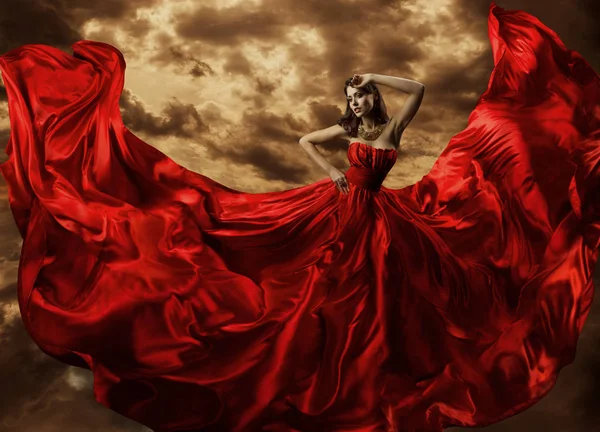 赤いドレス、ガウンを飛んでファッション モデル ダンスで踊る女性 — ストック写真