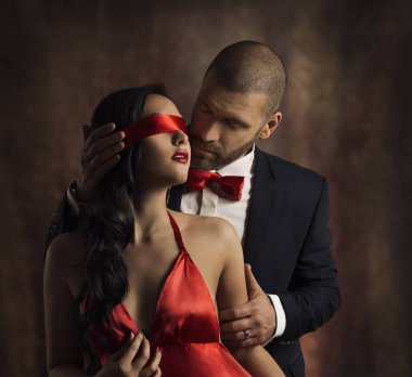 Seksi çift öpücüğünü, şehvetli moda kadınla öpüşürken takım elbiseli adam