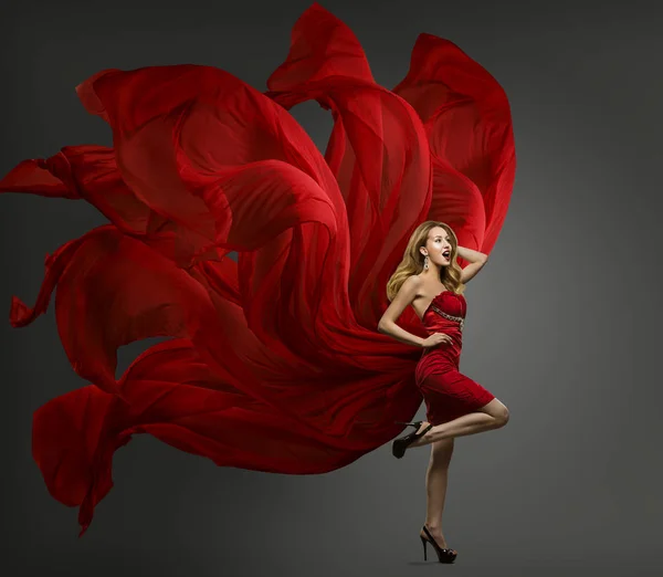 Moda modelo vestido vermelho, mulher dançando no vestido de tecido voador — Fotografia de Stock