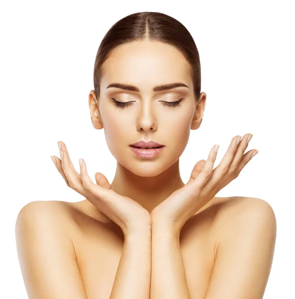 Vrouw gezicht handen Beauty, huid verzorging make-up ogen gesloten, mooie natuurlijke make-up — Stockfoto