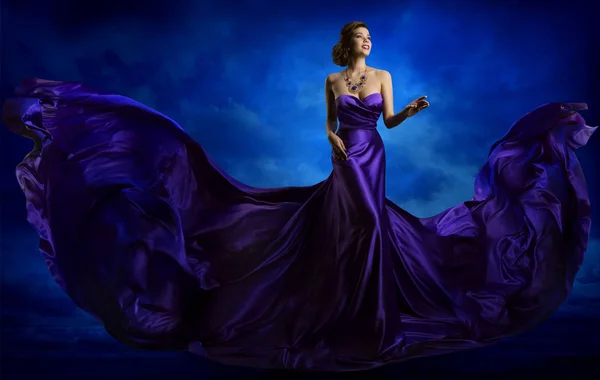 Γυναίκα μόδας φόρεμα, μπλε φόρεμα τέχνης που φέρουν μεταξωτό ύφασμα, κουνώντας πορφυρό ύφασμα — Φωτογραφία Αρχείου