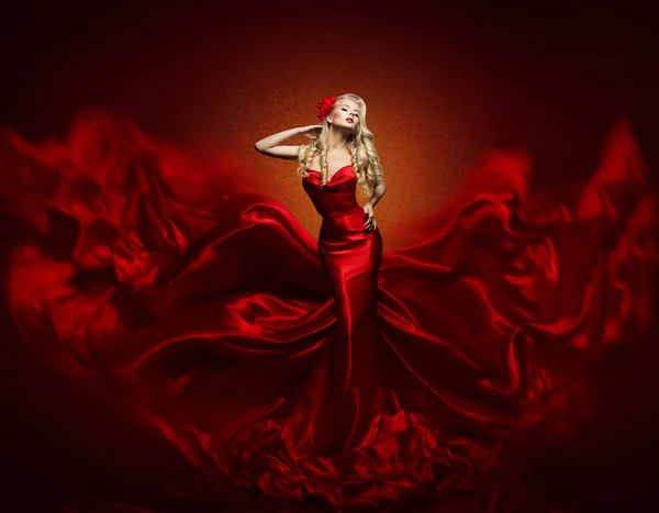 Γυναίκα μόδας φόρεμα, κόκκινο φόρεμα τέχνης που φέρουν μεταξωτό ύφασμα, κουνώντας πανί — Φωτογραφία Αρχείου
