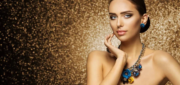 Fashion Model make-up portret, elegante vrouw in ketting sieraden — Stockfoto