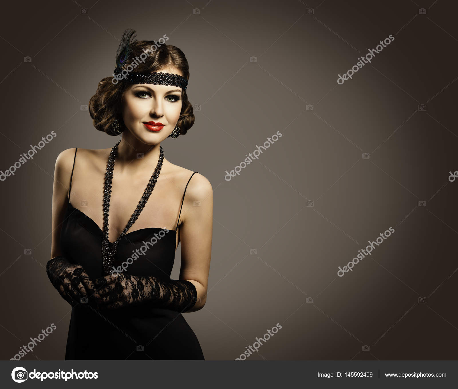 Retrato de uma linda mulher com um penteado de estilo vintage e joias foto  de stock