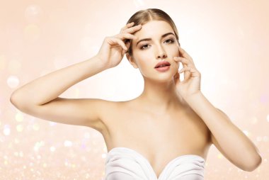 Yüz, güzellik modeli Cilt Bakımı, güzel kız doğal makyaj portre dokunmadan kadın