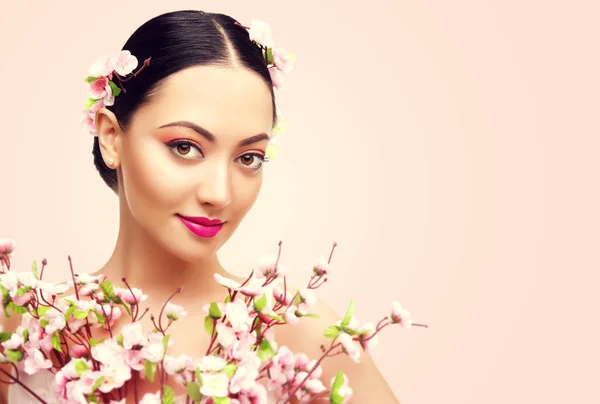 Japonka i kwiaty, Asian kobieta makijaż uroda, piękne Moda Model — Zdjęcie stockowe