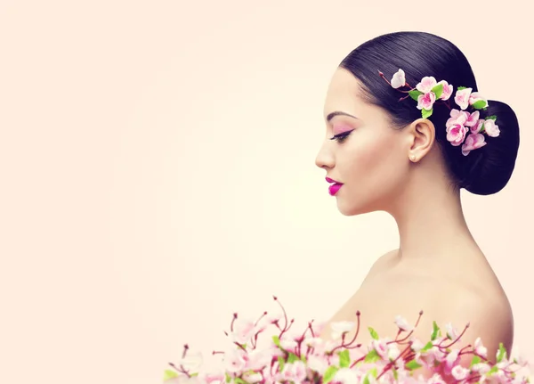 Японская девушка и цветы, азиатская женщина красота макияж профиль, красивая модель моды — стоковое фото