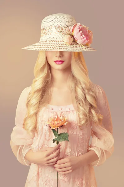 Femme à la mode Chapeau de paille tenant pivoine fleur, Jeune fille en robe rose — Photo