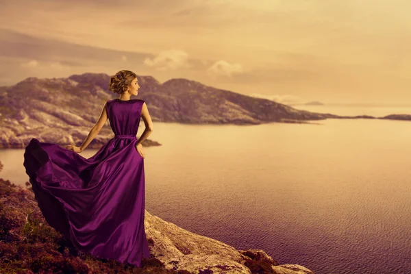 Γυναίκα στο κομψό φόρεμα στην ορεινή ακτή, μόδα μοντέλο σε ρέει εσθήτα πανί, τοπίο — Φωτογραφία Αρχείου