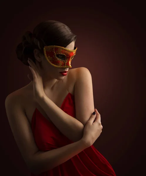 Női álarc, szexi divat modell jelentő piros farsangi maskarában, vágy lány oldalnézetből — Stock Fotó
