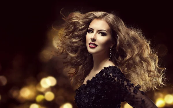 Haj, szépség, divat modell hosszú göndör frizura, frizura nő — Stock Fotó