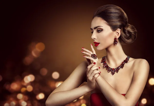 Coiffure de chignon de cheveux de femme, maquillage de beauté de modèle de mode, bijoux rouges — Photo