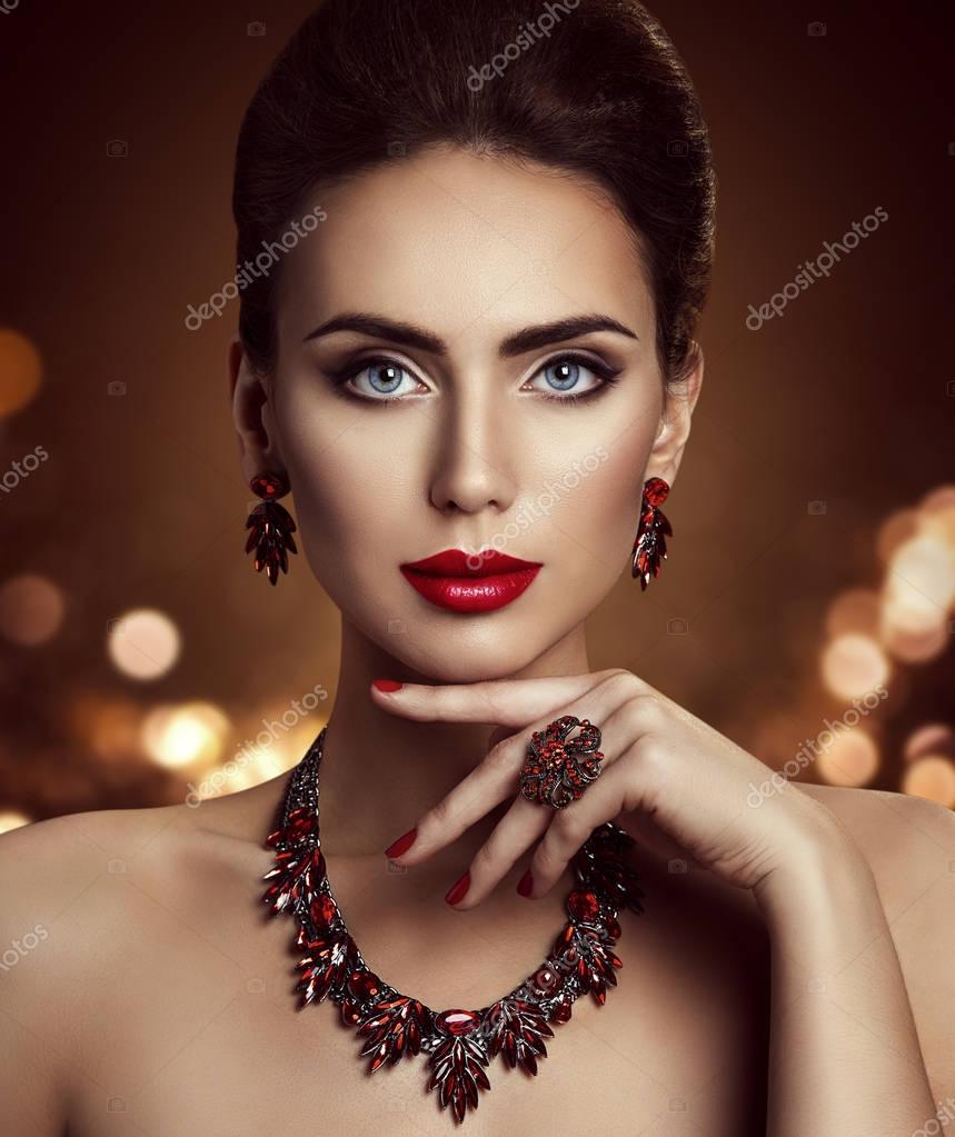 Fotos De Belleza Retrato Pulsera Maquillarse Pelo Imagen De © Inarik 147329875