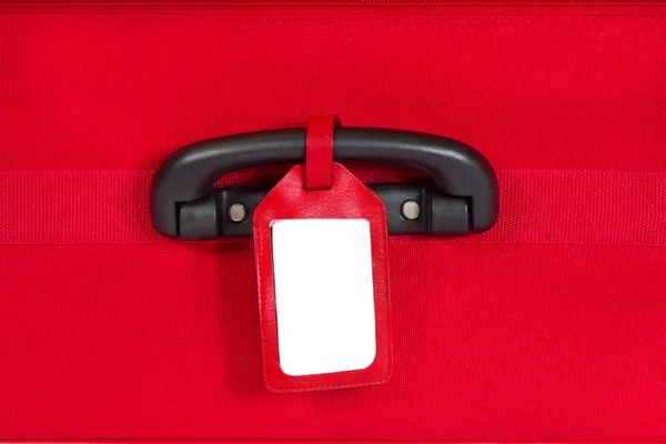 Resväska-taggen, tom resa bagageetikett på handtag, röd väska — Stockfoto