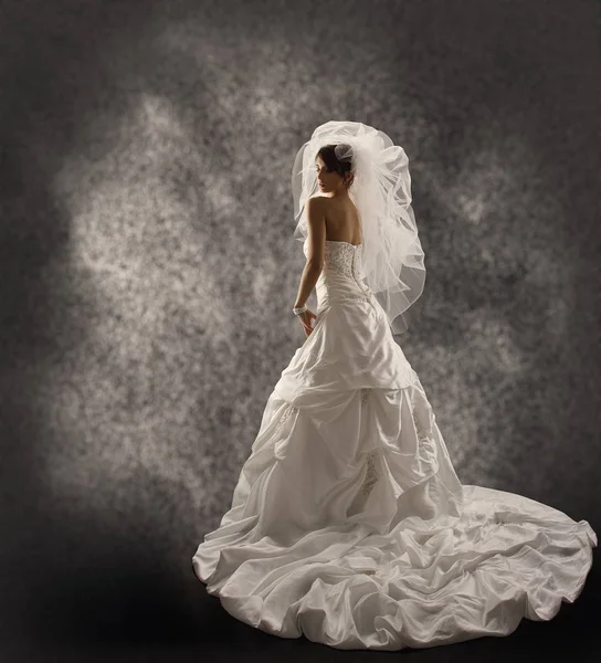 Mariée en robe de mariée avec voile, portrait de beauté nuptiale mode — Photo