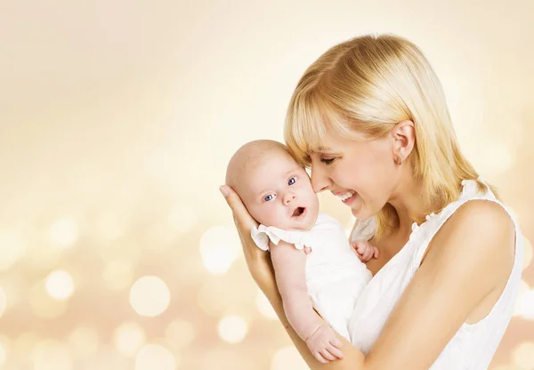 Dítě a matka, s mámou, šťastná žena, držící dítě novorozené dítě — Stock fotografie