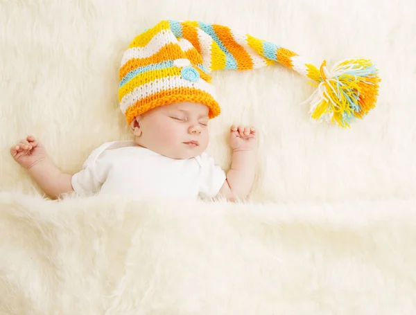 Bebé durmiendo en el sombrero, niño recién nacido durmiendo en la cama, recién nacido durmiendo —  Fotos de Stock