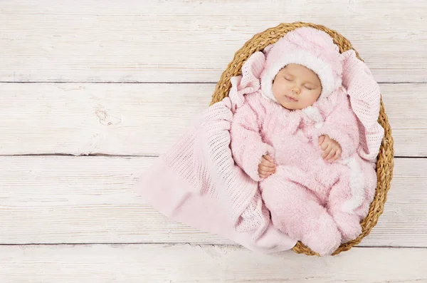 Bebé durmiendo, bebé recién nacido durmiendo en rosa, recién nacido durmiendo —  Fotos de Stock