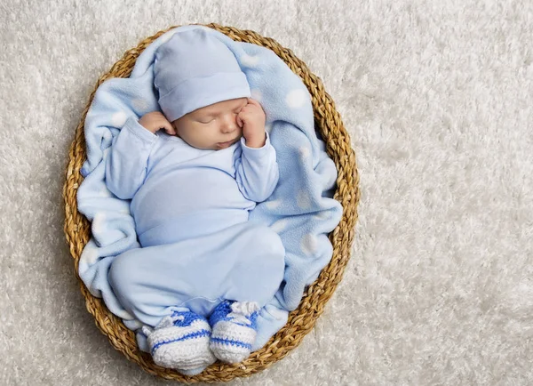 Bebé durmiendo, bebé recién nacido cesta del sueño, recién nacido niño dormido —  Fotos de Stock