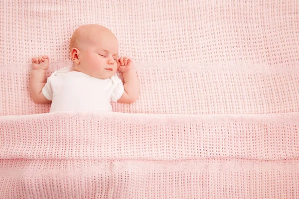 赤ん坊が眠っている、生まれたばかりの子供は眠っている新しい生まれの子ベッドで寝てください。 — ストック写真