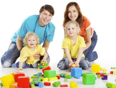 Ailesi ile mutlu yapı taşları, anne çocuk oyuncakları oynayan çocuklar