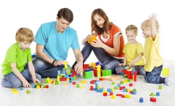 Οικογένεια και παιδιά που παίζουν δομικά στοιχεία, οι γονείς τα παιδιά παιχνίδια — Φωτογραφία Αρχείου