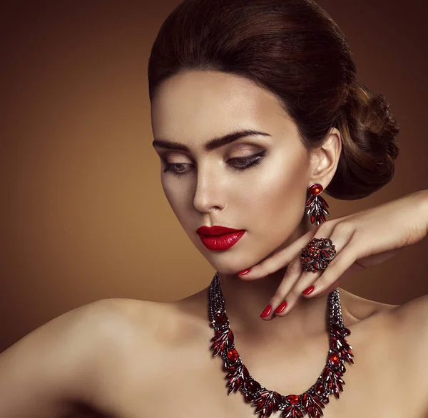 Sieraden, schoonheid Model gezicht Namaakjuwelen, Ring ketting oorbellen — Stockfoto