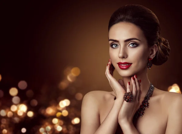 Fashion Model gezicht en sieraden, vrouw schoonheid portret, make-up kapsel — Stockfoto