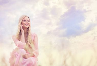 Kadın açık portre, gökyüzü bulutlar, moda Model mutlu kız