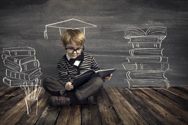 Barn utbildning, Kid Läs bok, skola pojke läser drömmer om böcker — Stockfoto