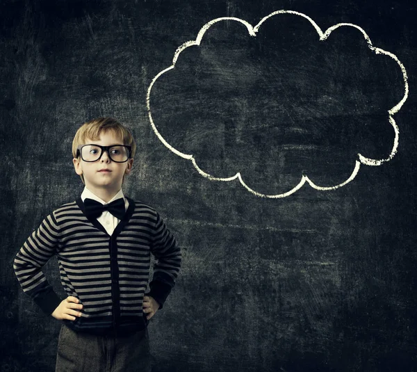 Kid in het denken van de bril Bubble over Blackboard, kind jongen denken van schoolonderwijs — Stockfoto