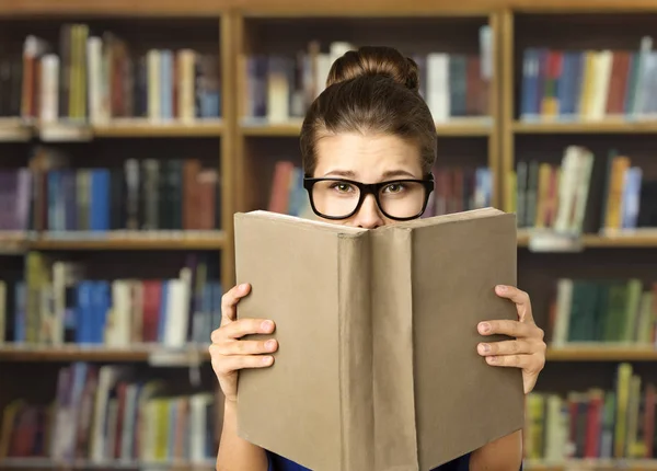 Student odczytu otwartej książki, oczy w okulary i książki pusty okładka, badania Kobieta w bibliotece — Zdjęcie stockowe