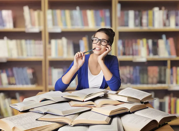 Mujer en la Biblioteca, Estudiante en Gafas Graduadas Estudio Abierto Libros, Chica Estudiando y Pensando, Educación —  Fotos de Stock