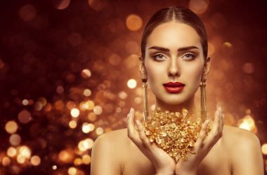 Kadın altın güzellik, moda Model altın takı elinde tutan