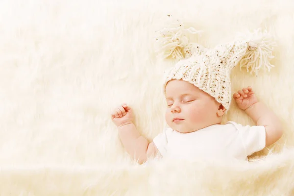 Bebé durmiendo, recién nacido niño retrato durmiendo en sombrero, recién nacido niña —  Fotos de Stock