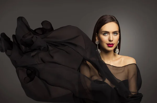Trucco di bellezza della donna, Ritratto del modello di moda, Tessuto nero ondulante — Foto Stock