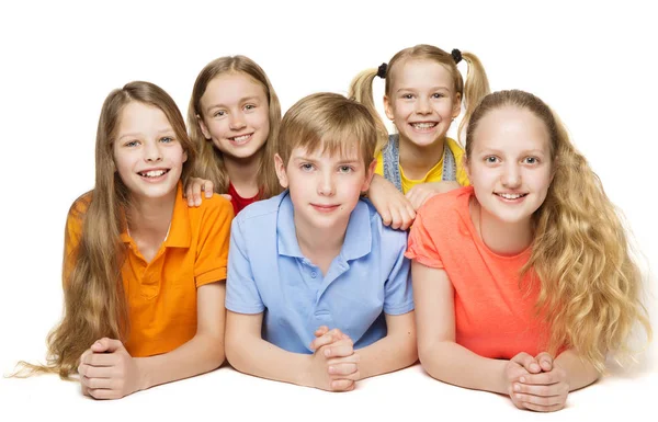 Kindergruppe, fünf Mädchen und Jungen liegen übereinander — Stockfoto