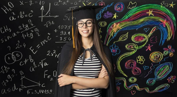 Estudiante de Mortarboard Sombrero de Graduación, Mujer Joven Aprendiendo Matemáticas y Arte Creativo — Foto de Stock