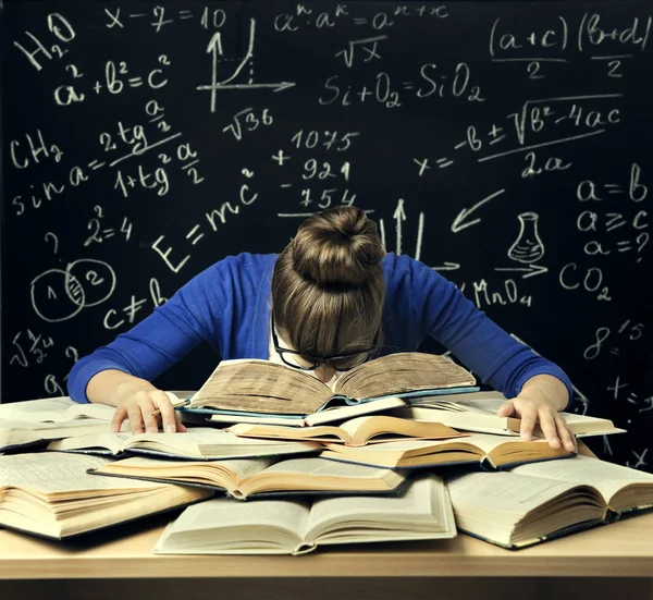 Estudante difícil estudo, cansado entediado mulher ler livros sobre quadro negro — Fotografia de Stock