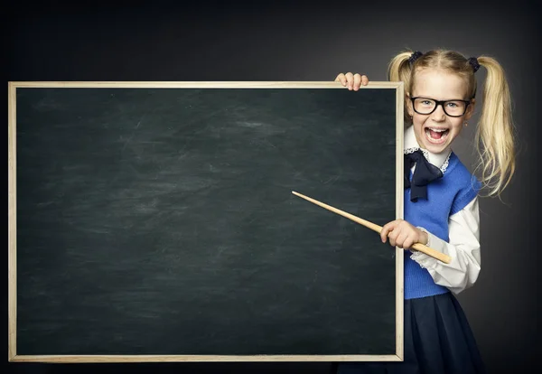 School kind met aanwijzer, Kid Girl Peek Blackboard, onderwijs — Stockfoto