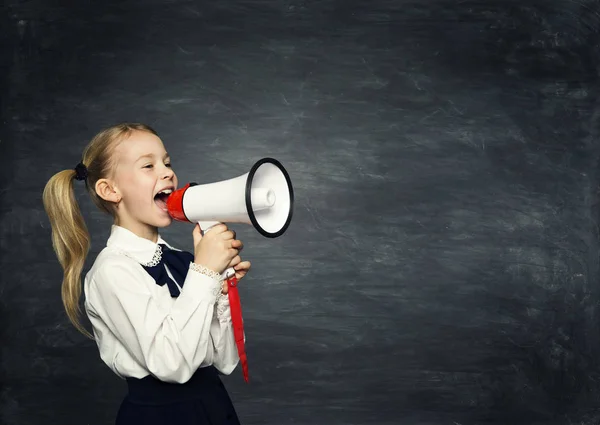 Dziecko dziewczynka megafon ogłoszenie, dziecko szkoły ogłosić, tablica — Zdjęcie stockowe