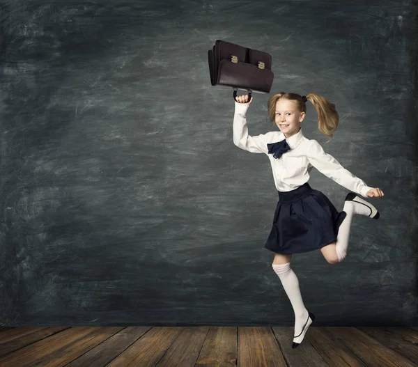 Criança correndo para a escola, Girl Kid Jumping, Blackboard na sala de aula — Fotografia de Stock