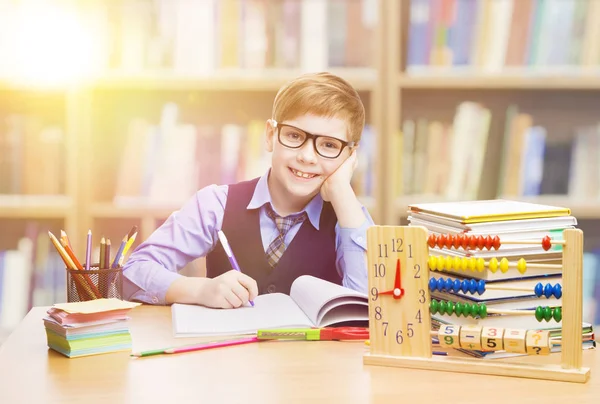 Student barn i skolan, Kid Boy lärande matematik, klassrum — Stockfoto