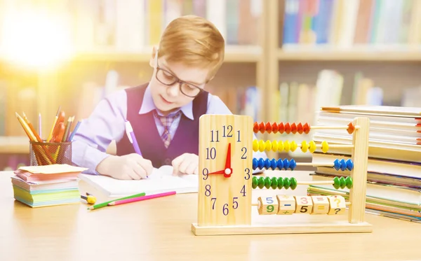 Étudiant enfant à l'école, Enfant garçon écriture dans la salle de classe, Éducation — Photo