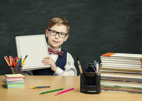 Студенческий ребенок, держащий обложку книги, школьный мальчик в классе — стоковое фото
