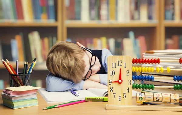 Student dziecko śpiące w szkole, zmęczony dziecko śpi na stole — Zdjęcie stockowe