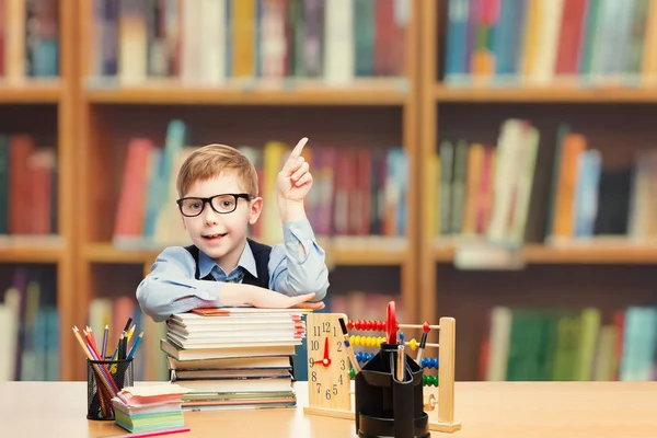 Skolan barn Student pekar upp, Kid Boy klassrummet, utbildning — Stockfoto